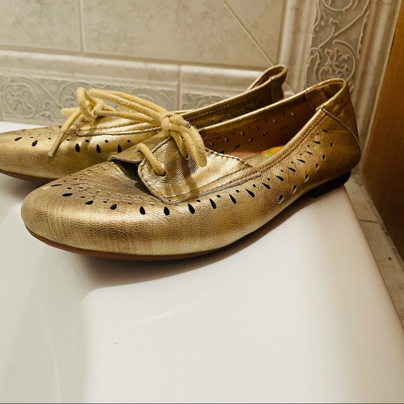 Born Gold flats size 6 - Picture 2 of 5